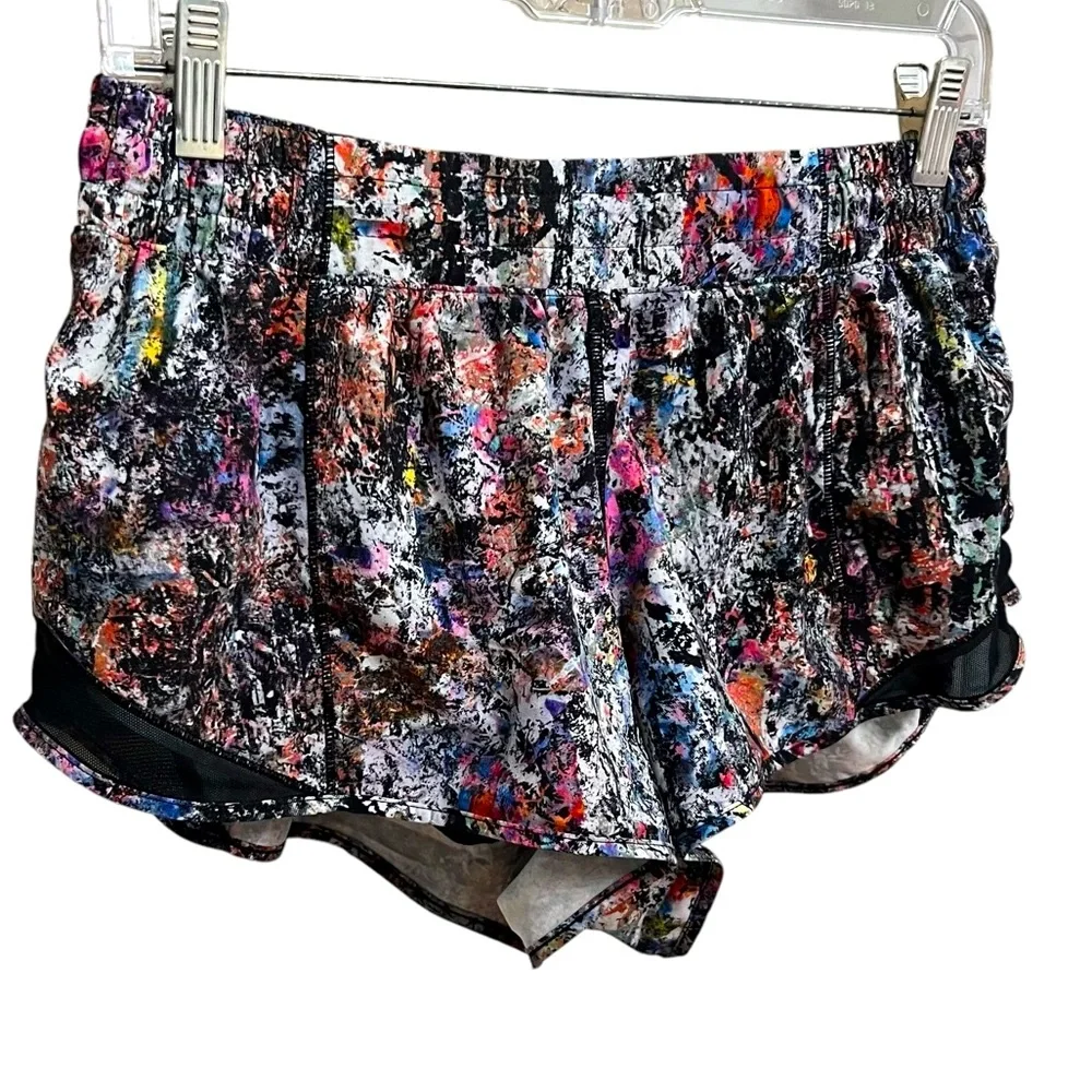 LULUEMON WOMENS HOTTY HOT LOW RISE VITALIZE BLACK MULTI COLORED MESH SHORTS 10